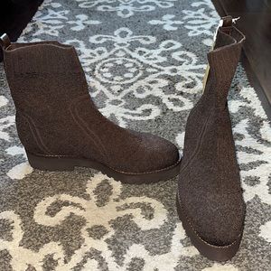 Andre Assous brand new brown Pisces Featherweights boots